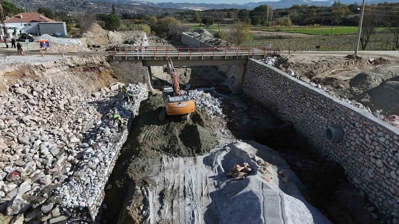 Muğla Büyükşehir'den Yatağan Hacıbayramlar'a 29 milyon 352 bin TL'lik taş istinat duvarı