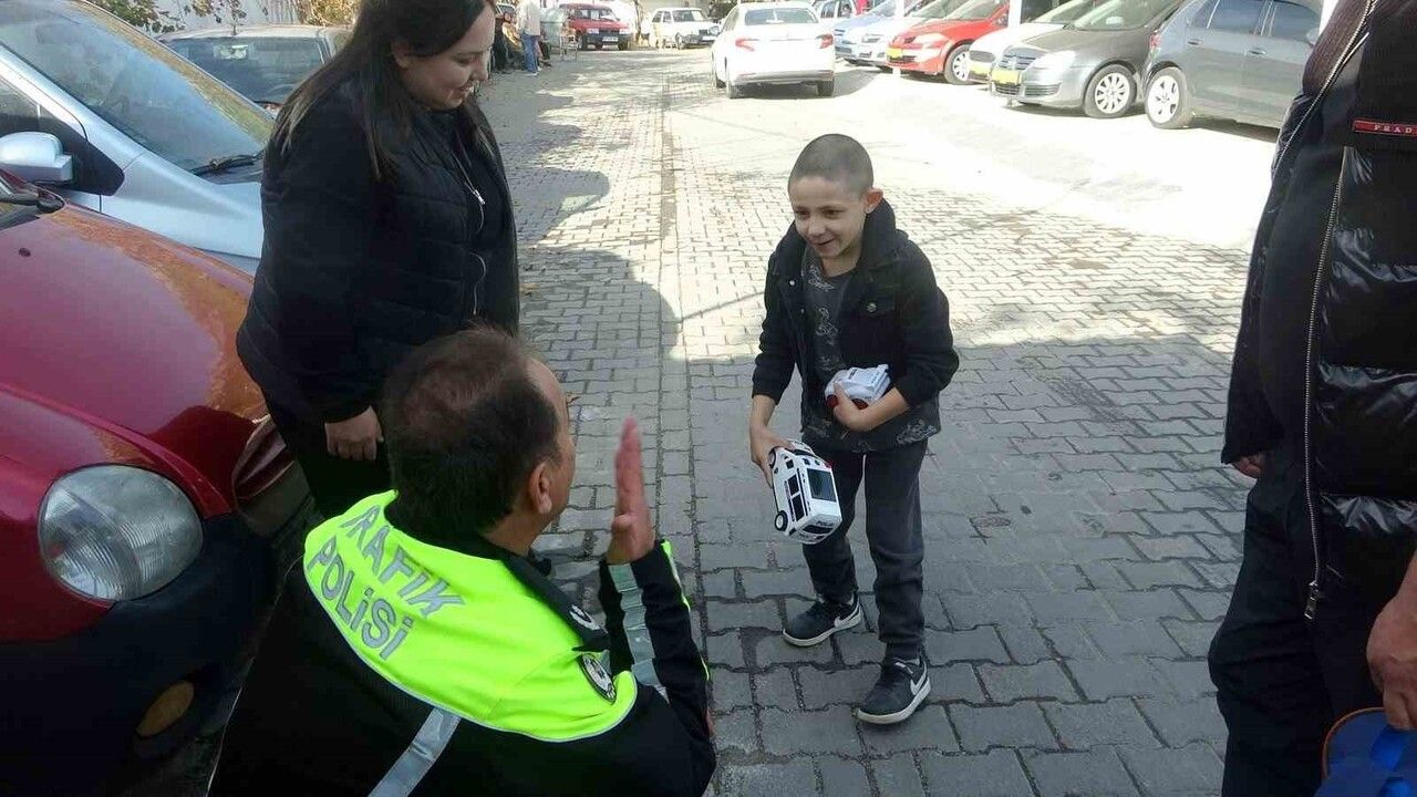 Muğla Trafik Şube Müdürü Haçan’dan özel ihtiyaçlı çocuğa anlamlı hediye