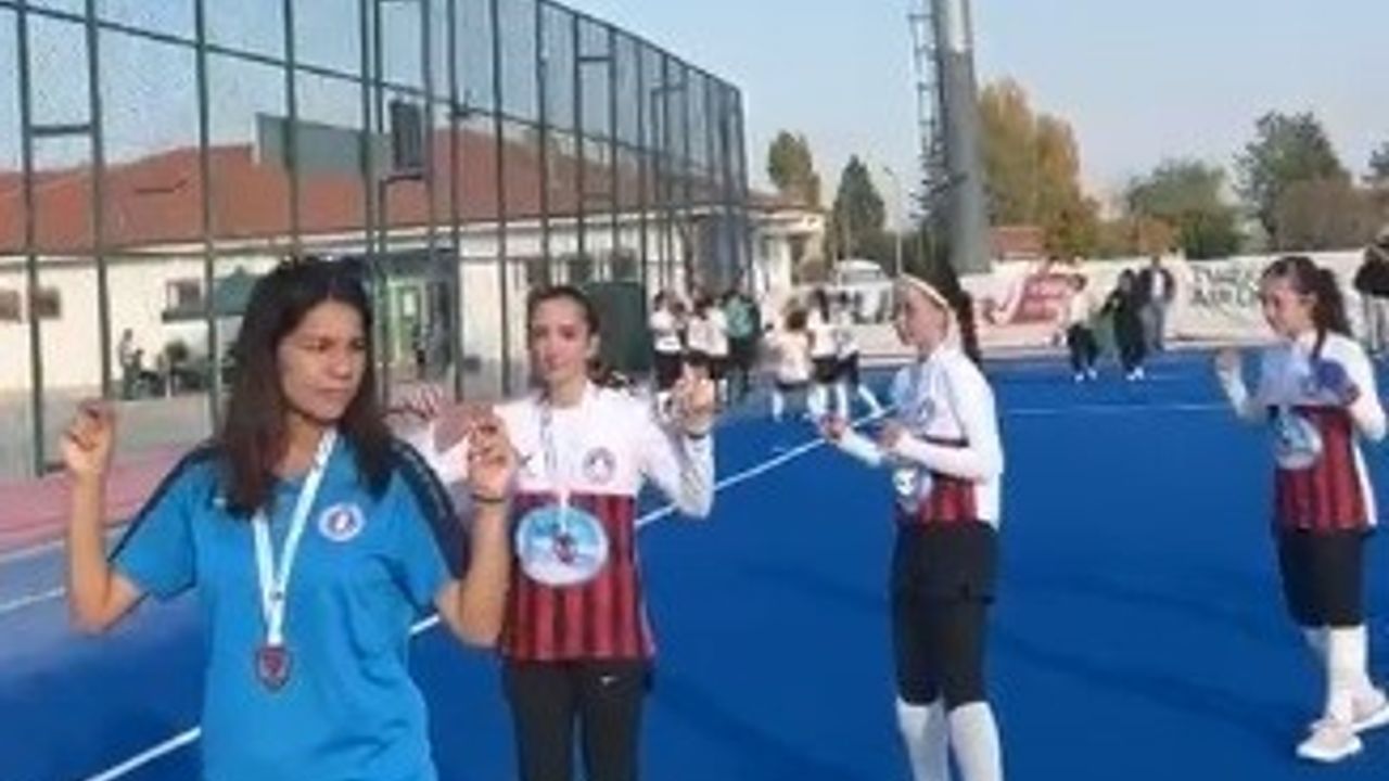 Muğla U13 Kızları Konya'da Türkiye Şampiyonu — Zeybekle Kutlama