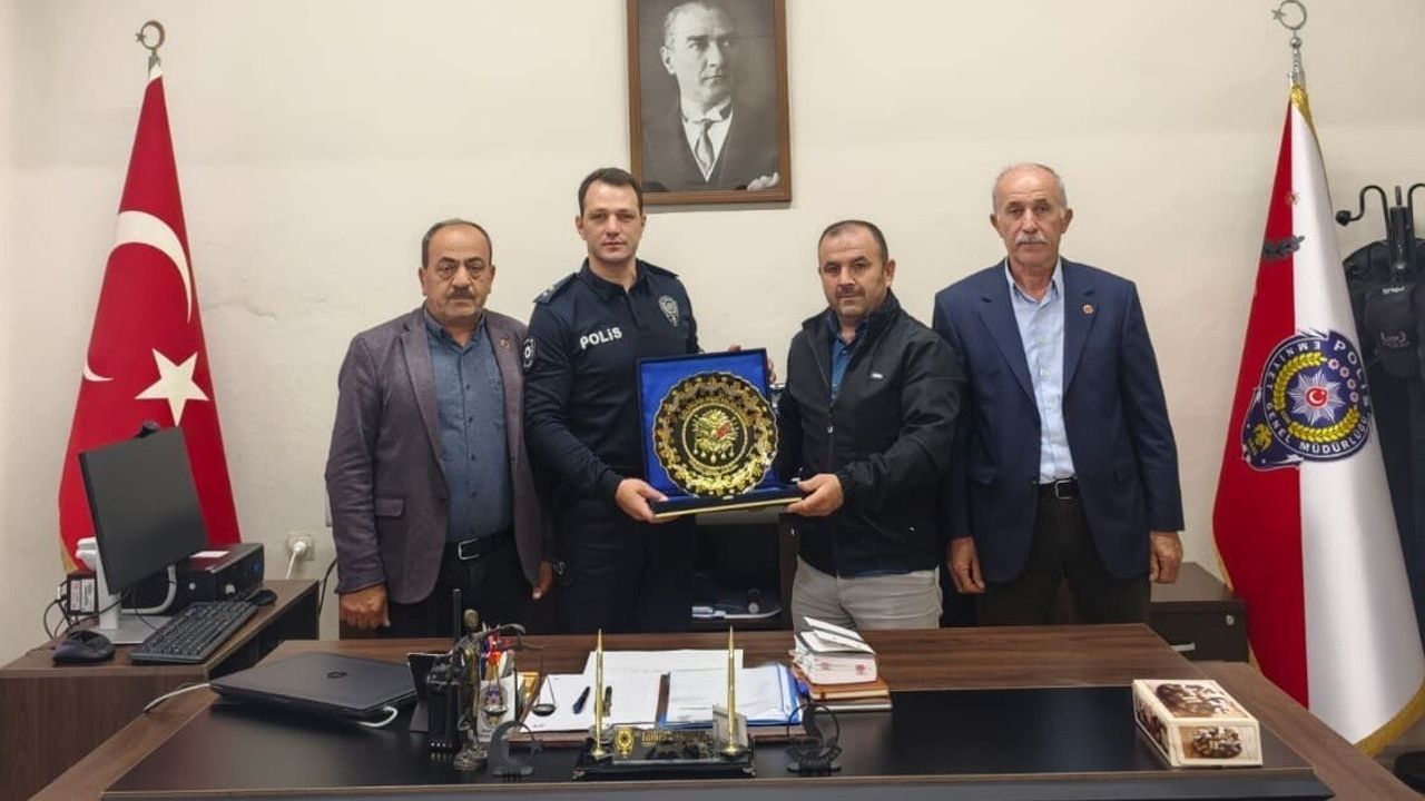 Muhtarlar Yenipazar İlçe Emniyet Amiri Tamer Kurtul'u Ziyaret Etti