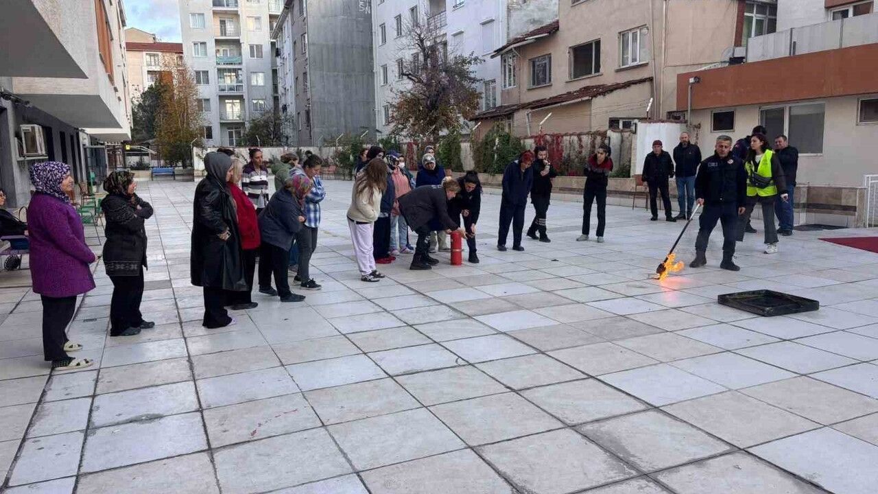 Mükrime Hatun Yurdu Personeline Uygulamalı Yangın Eğitimi