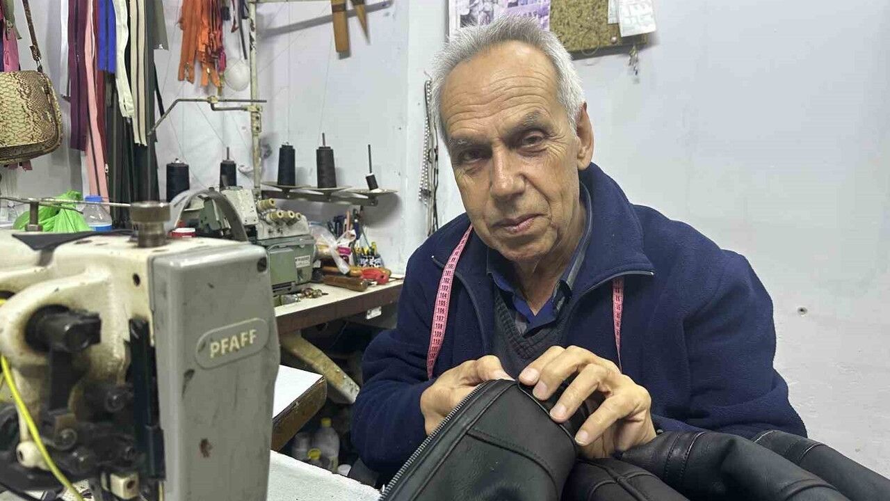 Muratlı’da yarım asırlık usta deri montlara ömür katıyor