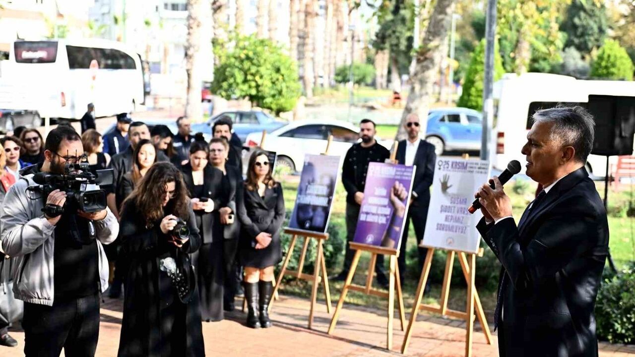 Muratpaşa'da 25 Kasım etkinliği: Al Yazma Anıtı'na kırmızı karanfiller