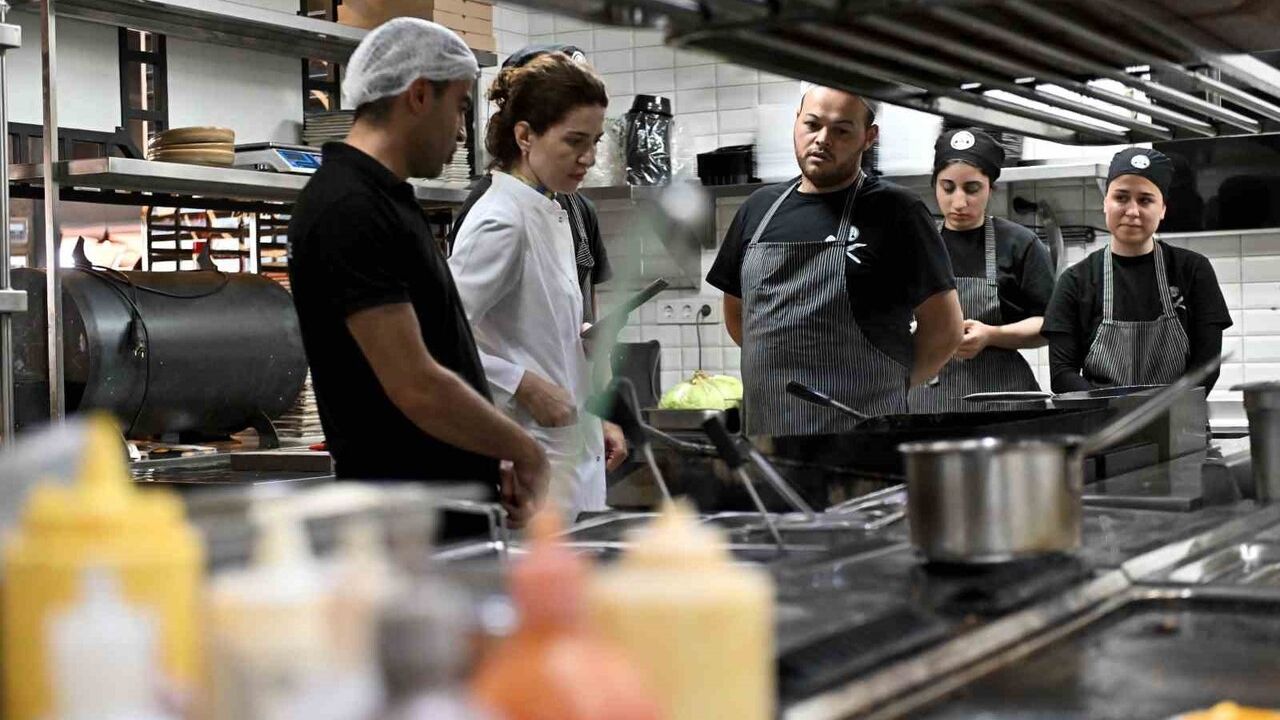 Muratpaşa'da 50 işletme Gold Town Sertifika Programı kapsamında bilgilendirildi