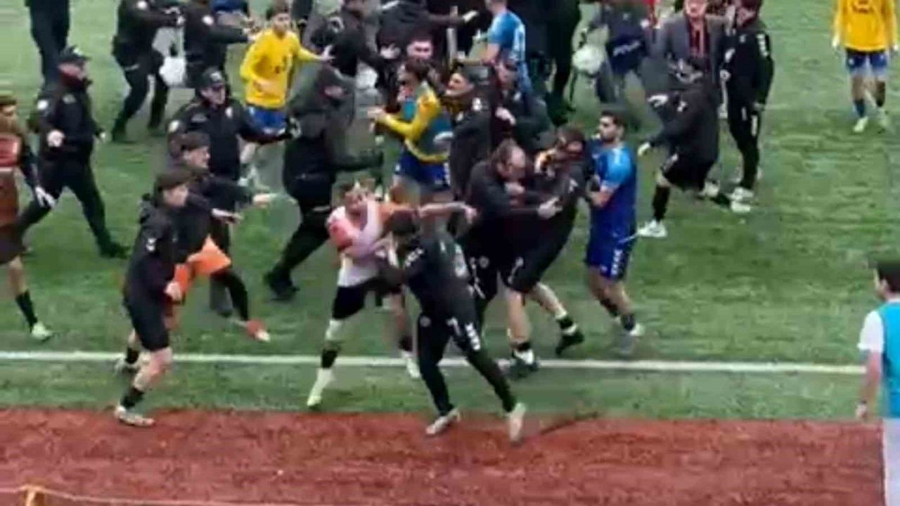 Murgul'da BAL maçında saha karıştı, 24 kırmızı kart