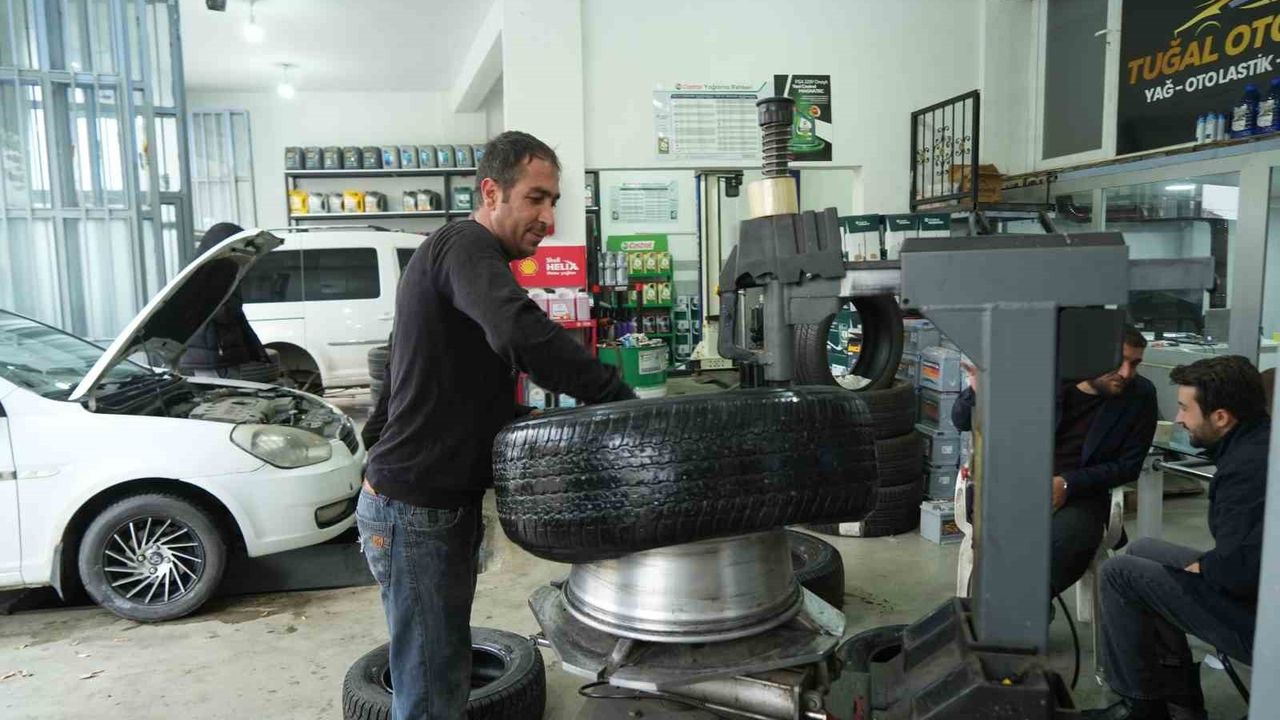 Muş Çavuştepe'ye Kar Yağdı, Lastikçilere Yoğun Talep