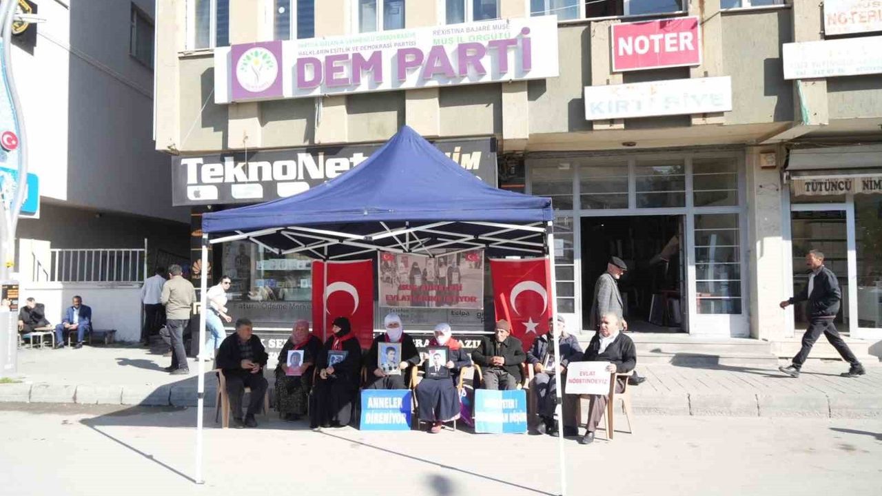 Muş'ta Annelerin Evlat Nöbeti Devam Ediyor