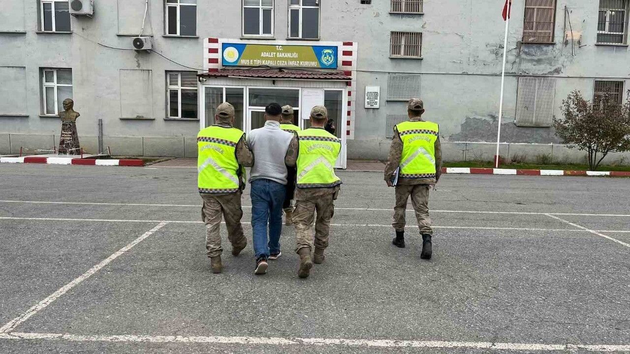 Muş’ta devriyede yakalanan aranan hükümlü cezaevine teslim edildi