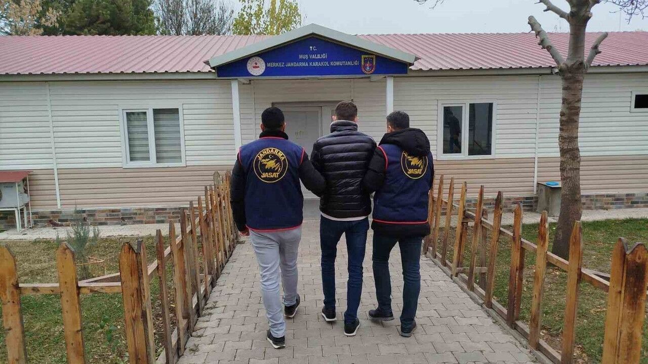 Muş’ta JASAT, dolandırıcılıktan aranan hükümlüyü yakaladı
