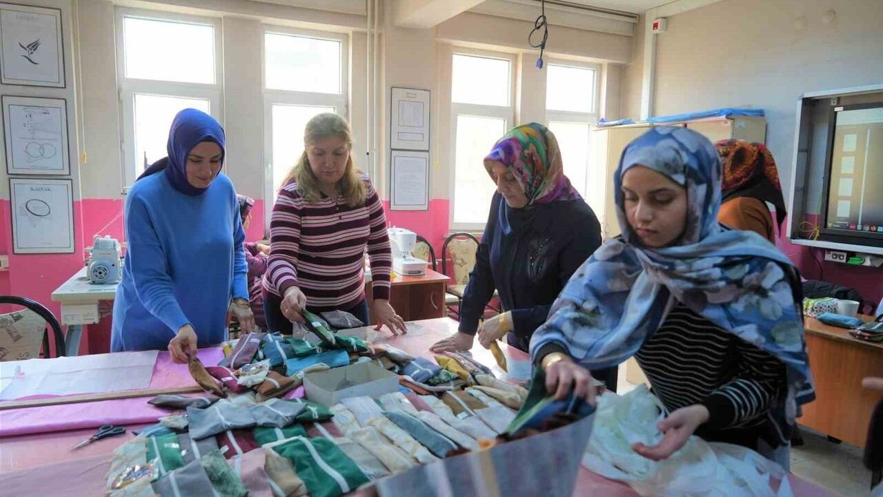 Muş’ta kadın kursiyerler atık kumaşlardan 260 kalemlik üretti