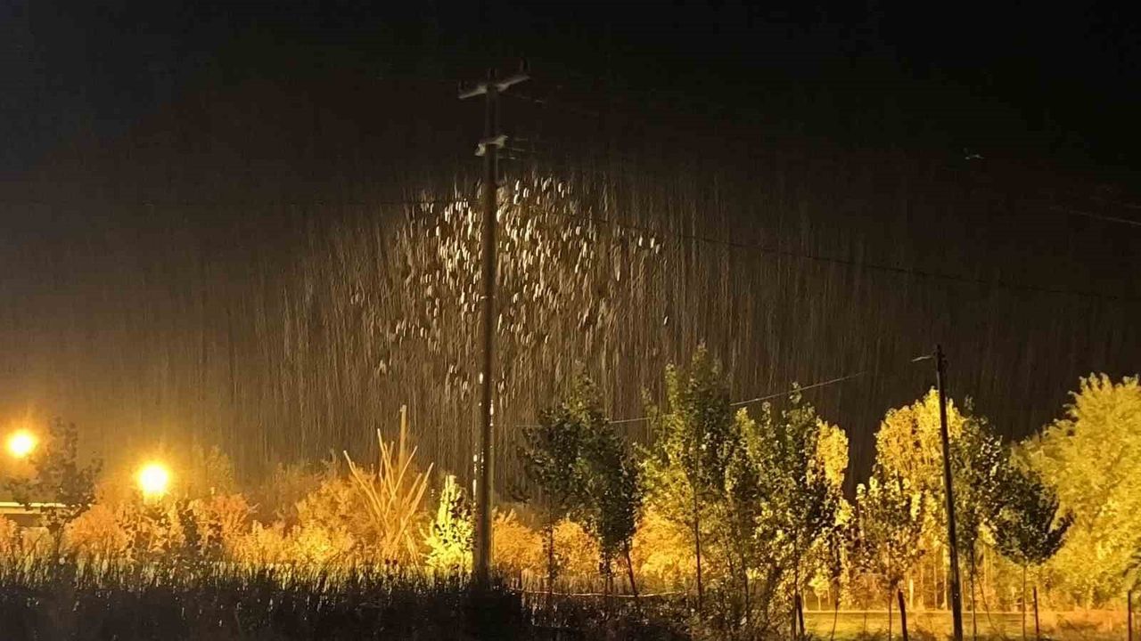 Muş’ta kar yağışı 14 köy yolunu kapattı, 4 araç mahsur kaldı