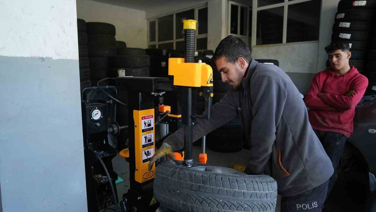 Muş’ta kış lastiği yoğunluğu: 15 Kasım öncesi oto lastikçilerde sıra