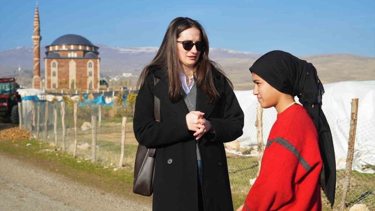 Muş’ta öğretmenler devamsız öğrencileri ev ev dolaşarak okula döndürüyor