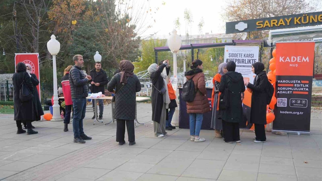 Muş’ta turuncu farkındalık standı yoğun ilgi gördü