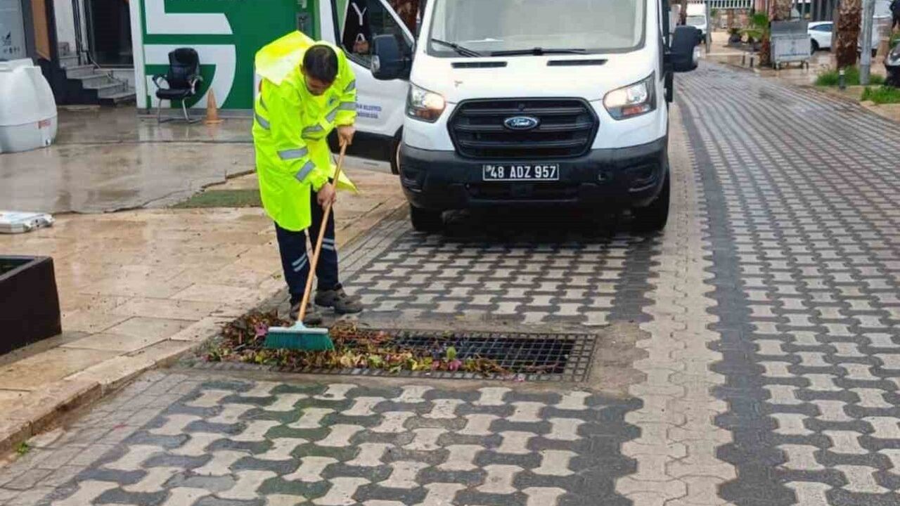 MUSKİ ekipleri yağmur mesaisinde — Muğla'da mazgal temizliği