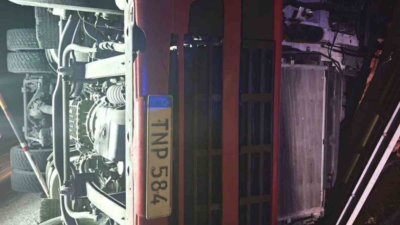 Mut’ta devrilen yabancı plakalı tırın sürücüsü hayatını kaybetti