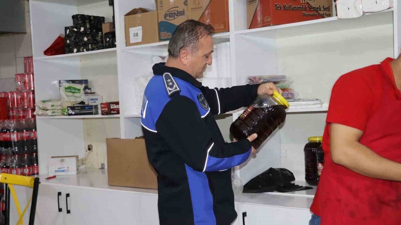 Nazilli'de Gıda Denetimleri: Ruhsatsız İşletmelere ve Tarihi Geçmiş Ürünlere Sıkı Takip