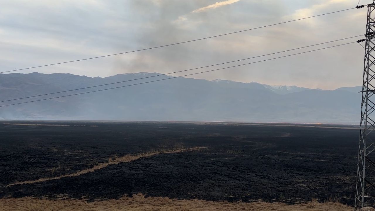 Nehil Sazlığı'nda yangına 2 helikopterle havadan müdahale