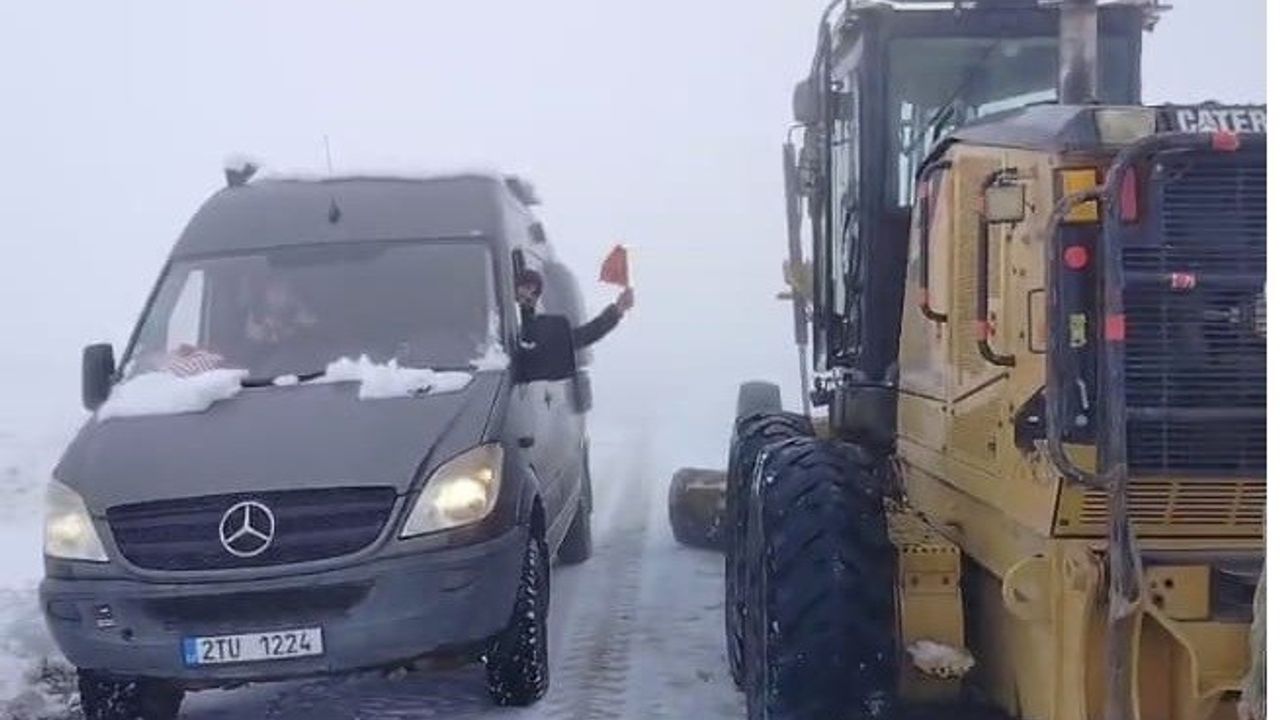 Nemrut Dağı'nda yoğun kar yağışı sonrası mahsur kalan 4 turist kurtarıldı