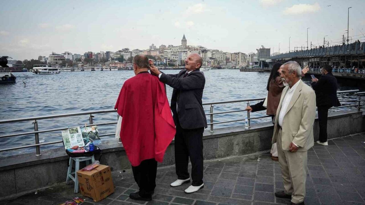 Neşeli Günler'in 'Ziya'sı Eminönü'nde: Sadık Çelikten sokakta ücretsiz tıraş