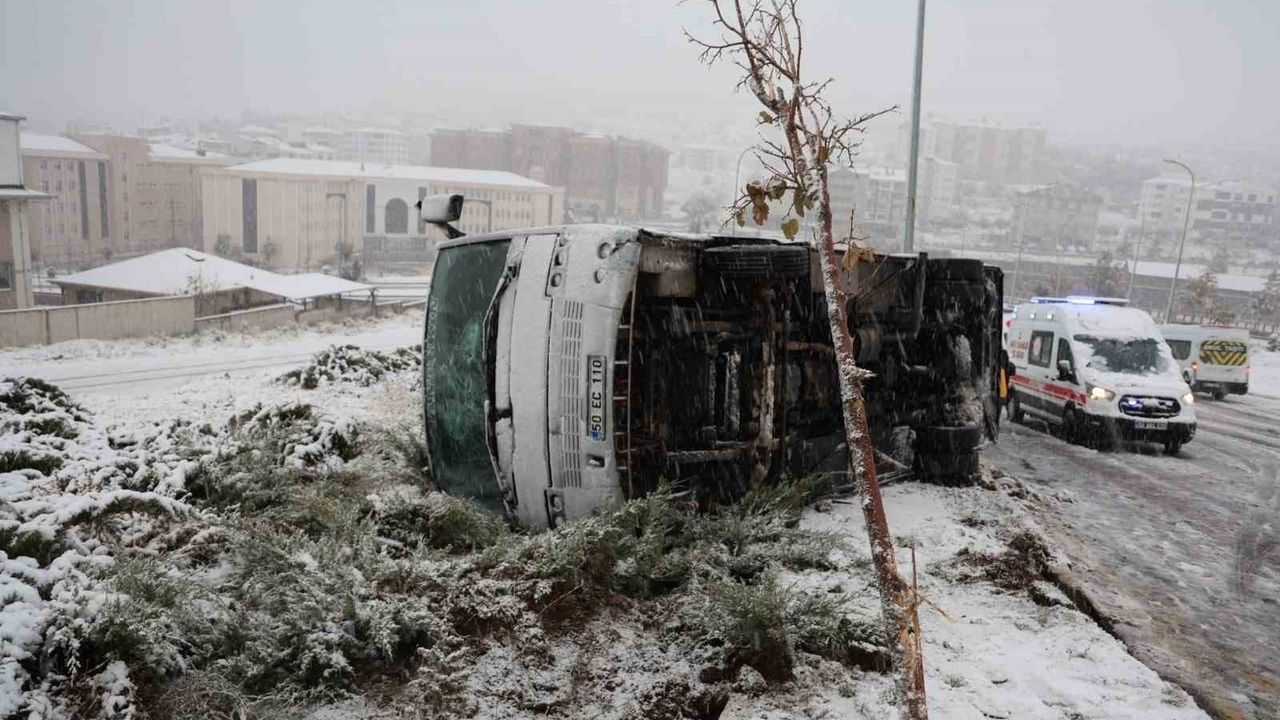 Nevşehir'de işçi servisi takla attı: 14 yaralı