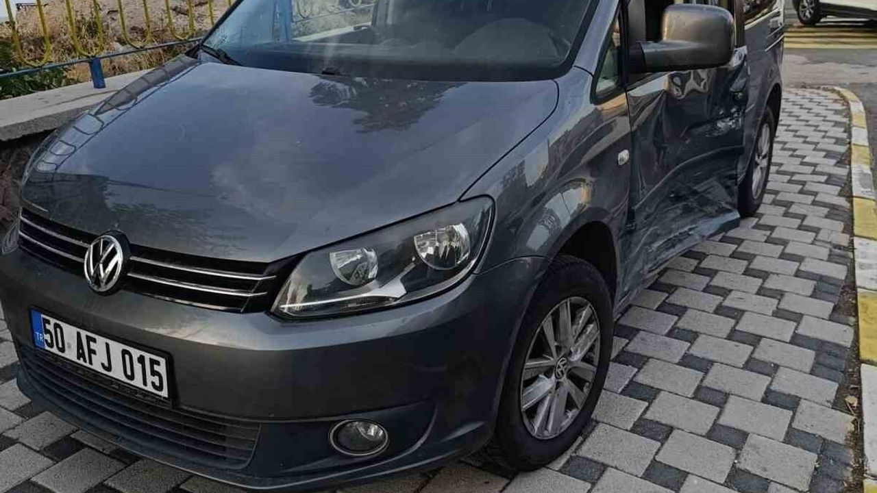 Nevşehir'de kavşak kazası: kaldırımdaki yayaya çarpıldı, 1 ağır yaralı