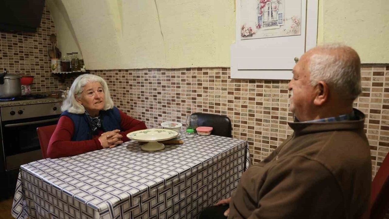 Nevşehirli muhtar İlhan Kavaklı 55 yıldır tersten okuyor, yazıyor ve konuşuyor