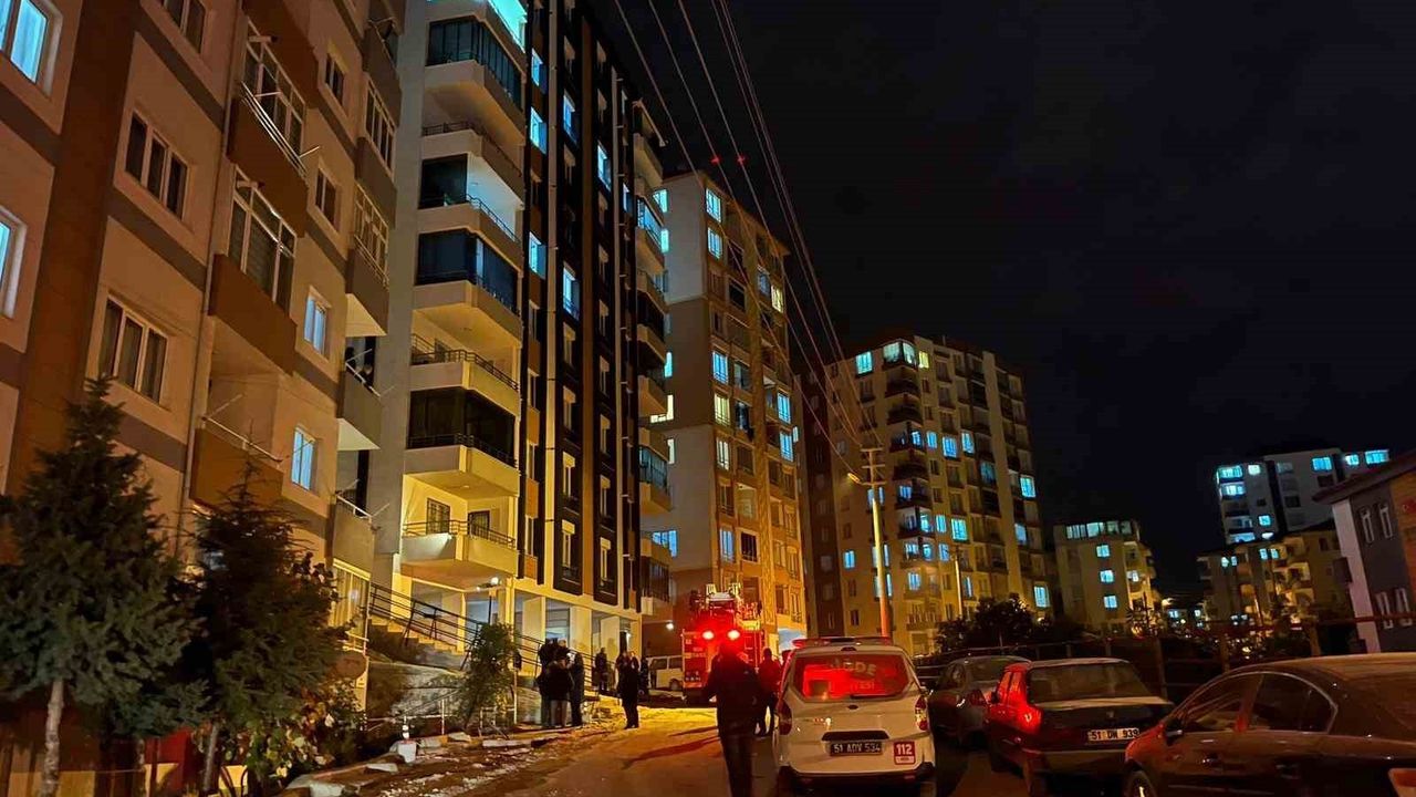 Niğde'de 6. katta yangın: itfaiye kısa sürede müdahale etti