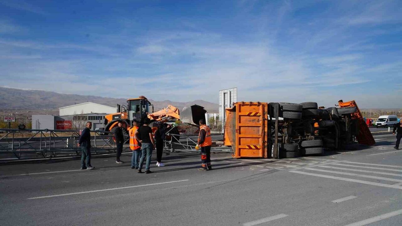 Niğde'de damperi açılan kamyon EDS direğine çarparak devrildi
