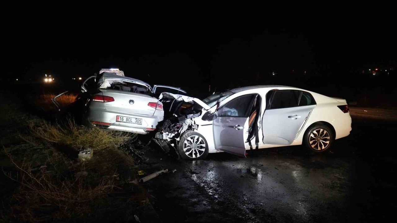 Niğde-Kayseri yolunda iki otomobil çarpıştı: 3 ölü, 6 yaralı