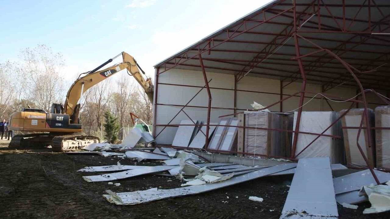 Nilüfer'de 3 mahallede 2 bin 220 m²'lik kaçak yapı yıkımı