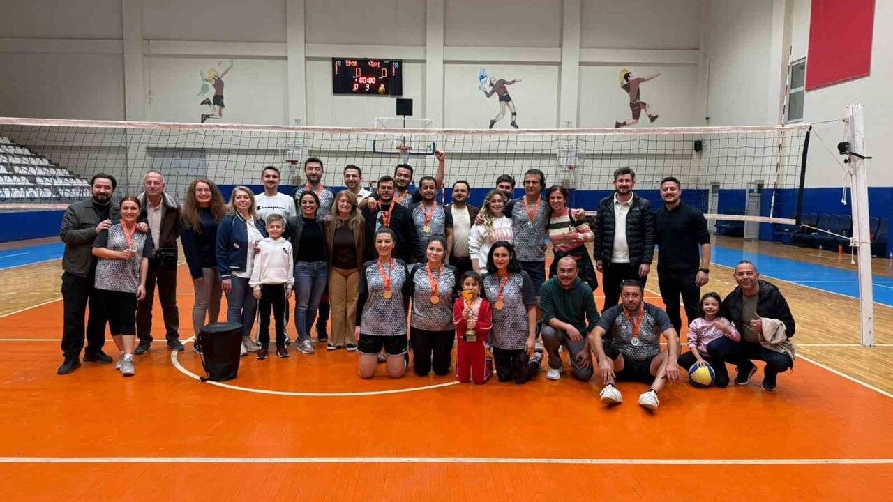 Nilüfer'de Birimler Arası Voleybol Turnuvasının Şampiyonu Yapı Kontrol Müdürlüğü