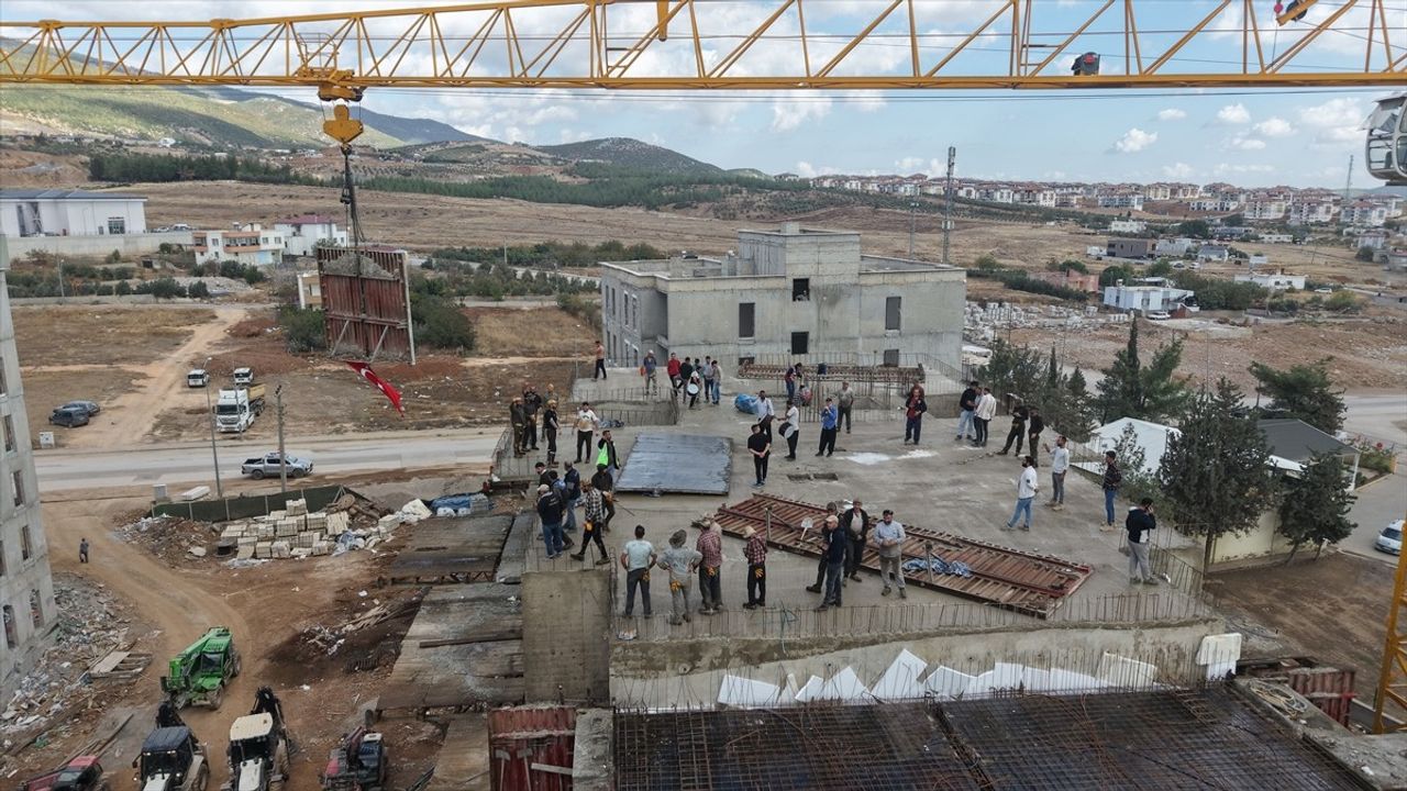 Nurdağı'nda Deprem Konutlarının Son Kalıbı Yerine Kondu