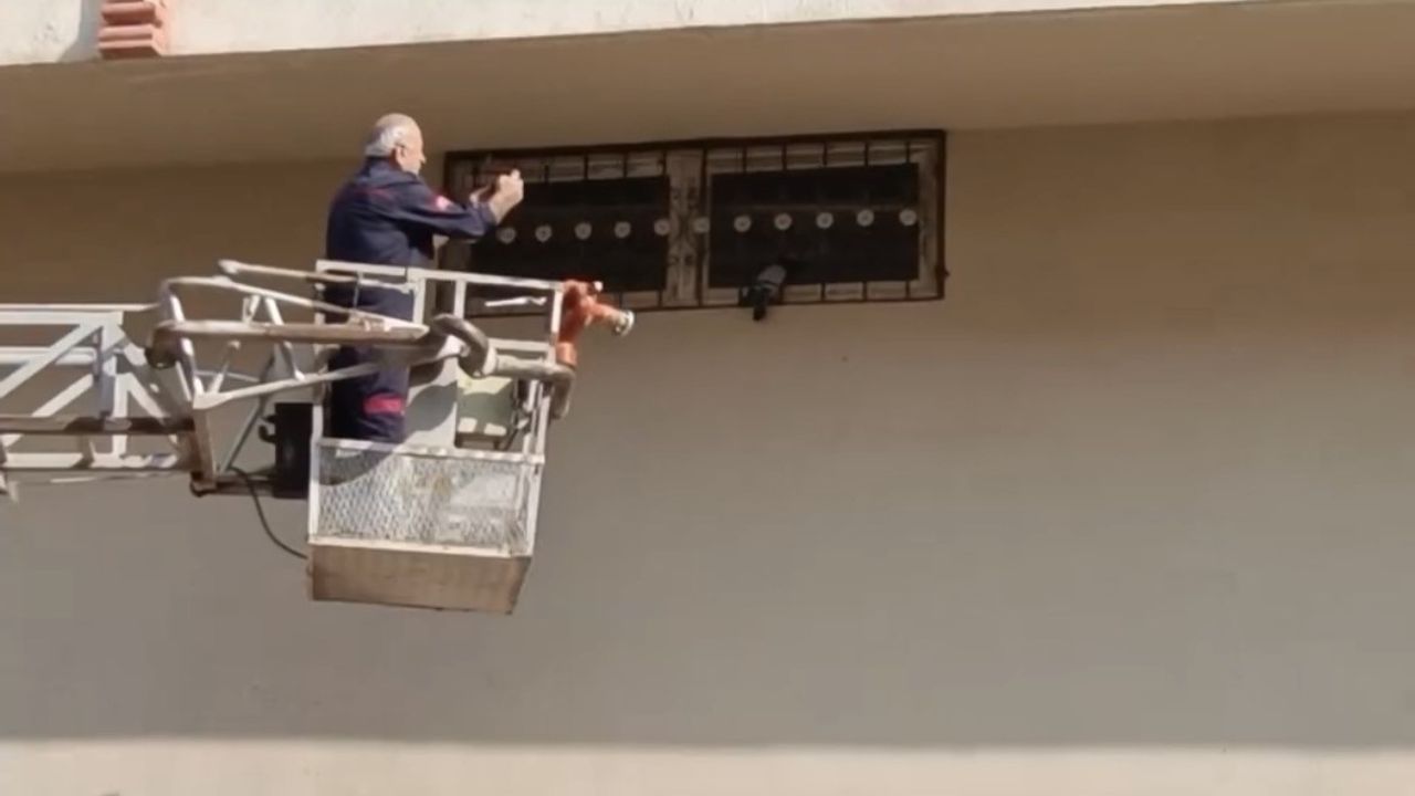 Nusaybin'de demir korkulukta sıkışan güvercin itfaiye tarafından kurtarıldı