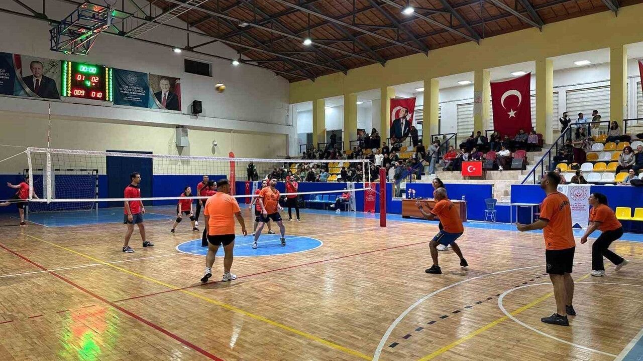 OKT Trailer ve Aile ve Sosyal Hizmetler Aydın İl Müdürlüğü 25 Kasım'da şiddete karşı voleybol dostluğu kurdu