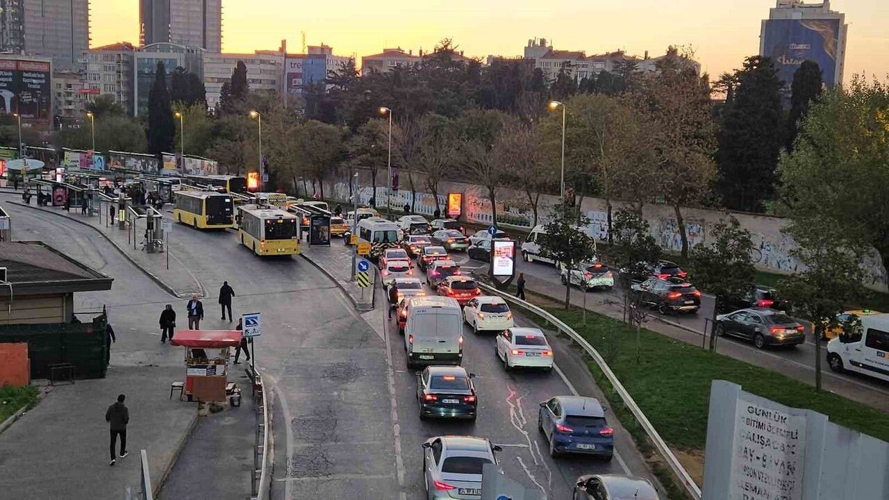 Okulların açılması İstanbul trafiğini yoğunlaştırdı