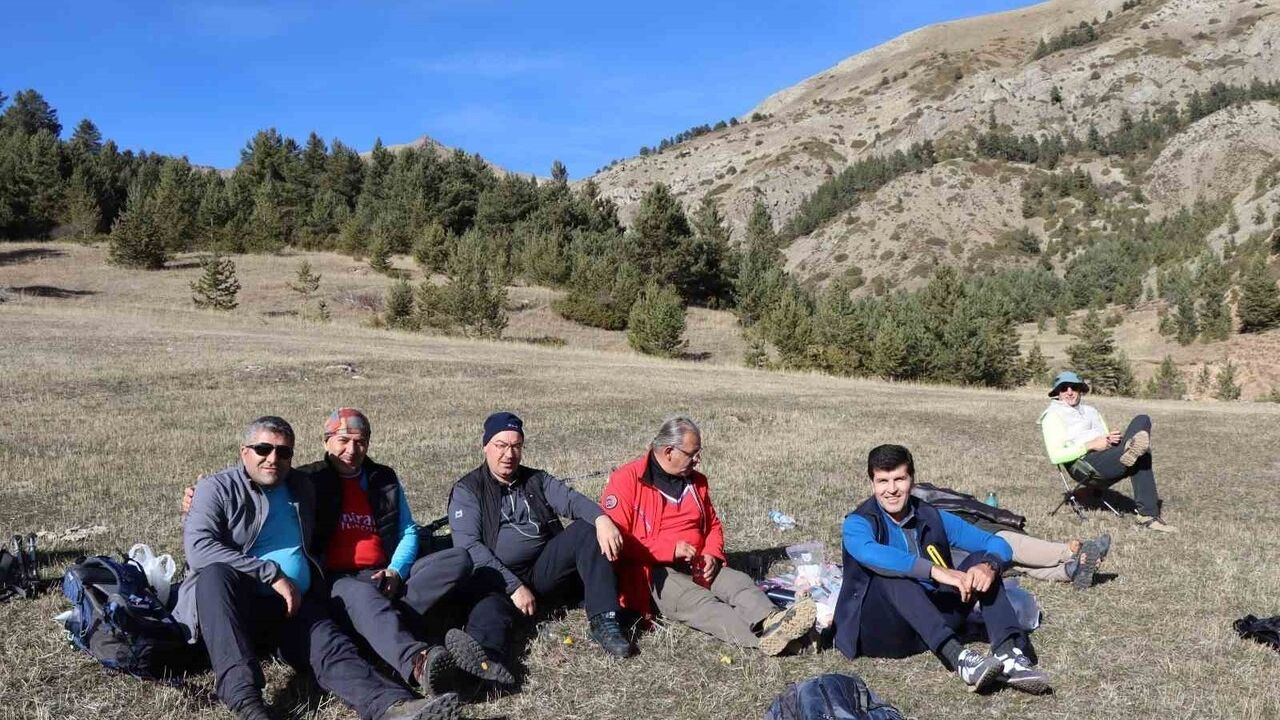Oltulu Doğaseverler ve Erzurum Yürüyüş Ekibi 24 Kasım'da 15 km yürüdü