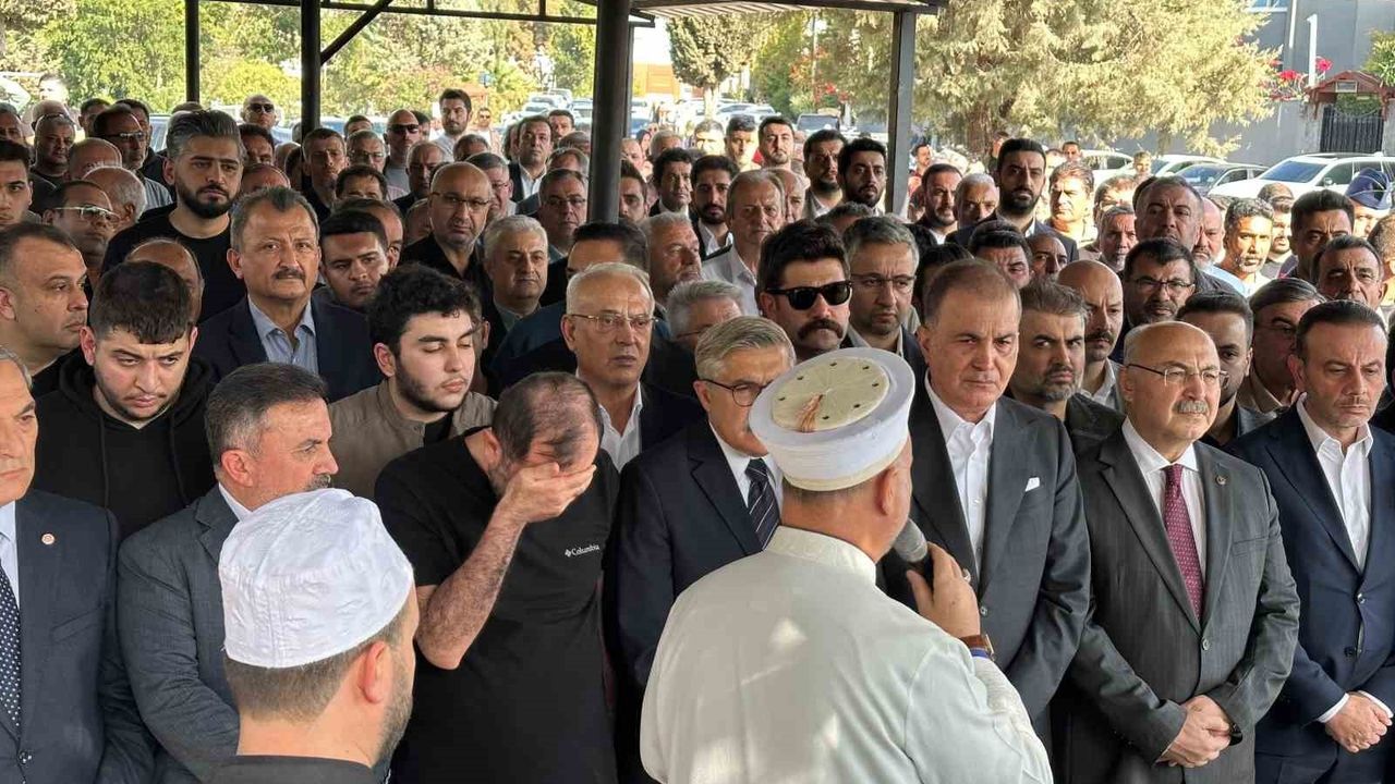 Ömer Çelik dayısı Hasan Öztopal’ı uğurladı