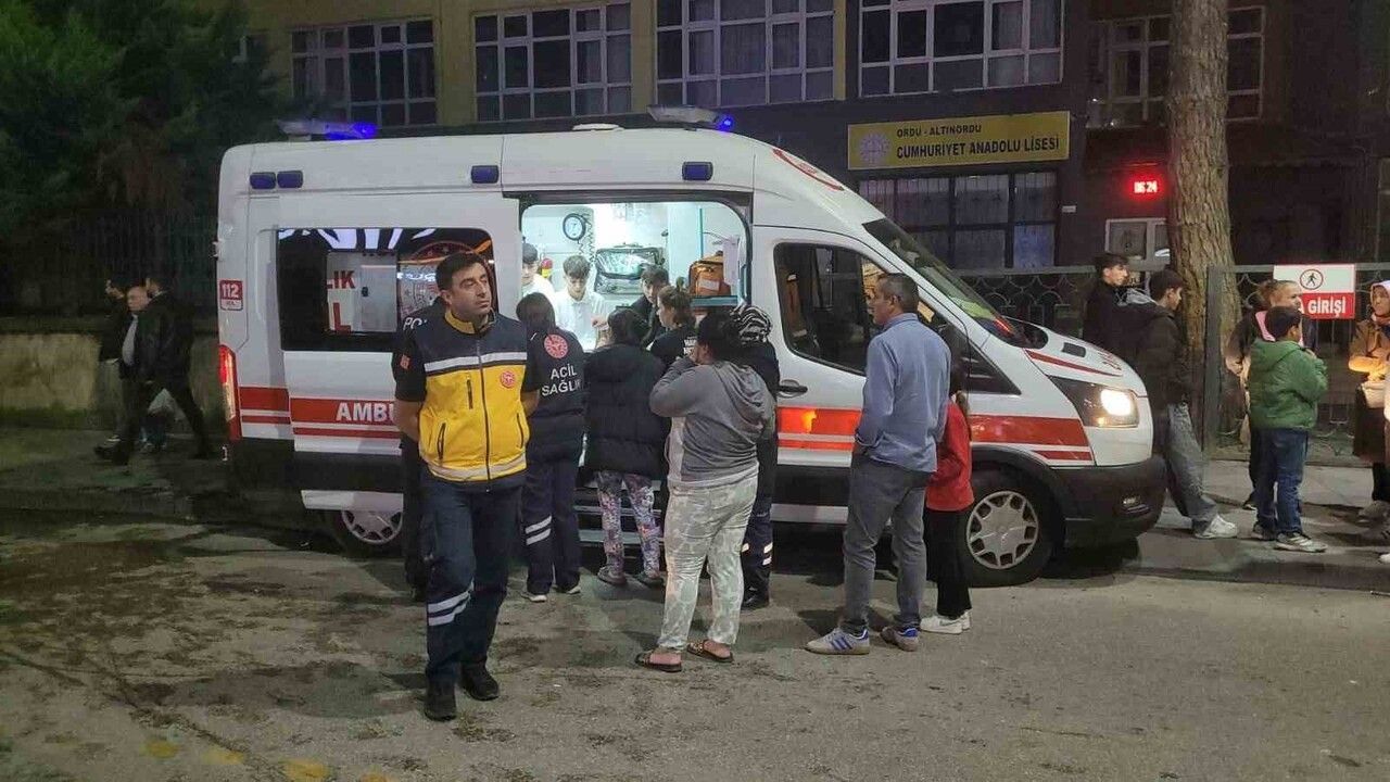 Ordu'da çatı katı yangını: 5 kişi asansörlü araçla tahliye edildi