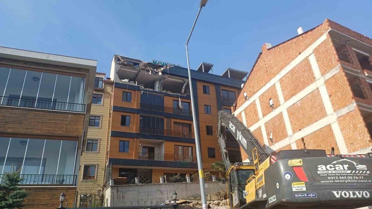 Ordu'da zemini kayan binada kontrollü yıkım başladı