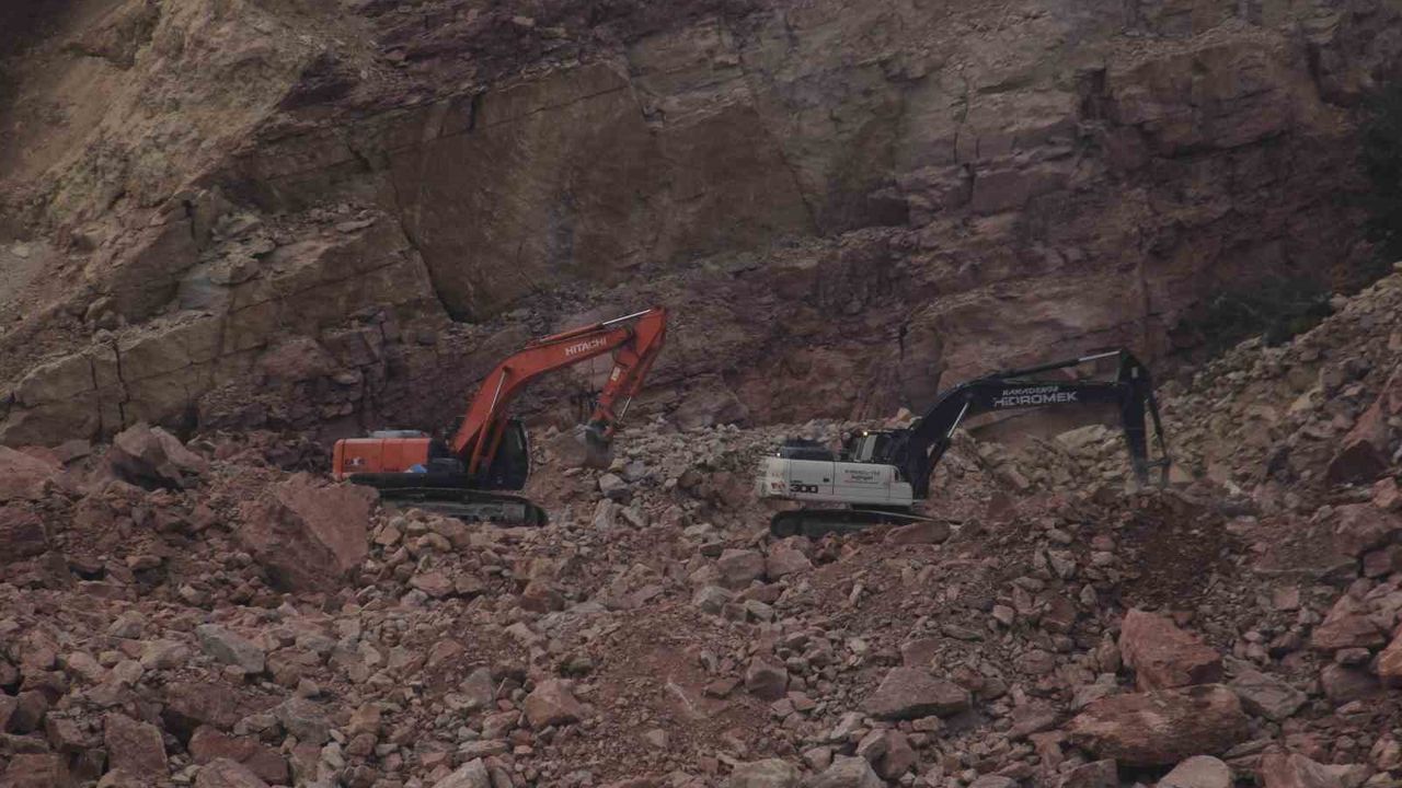 Ordu Fatsa’da göçükte kaybolan kamyon şoförü için aramalar yeniden başladı