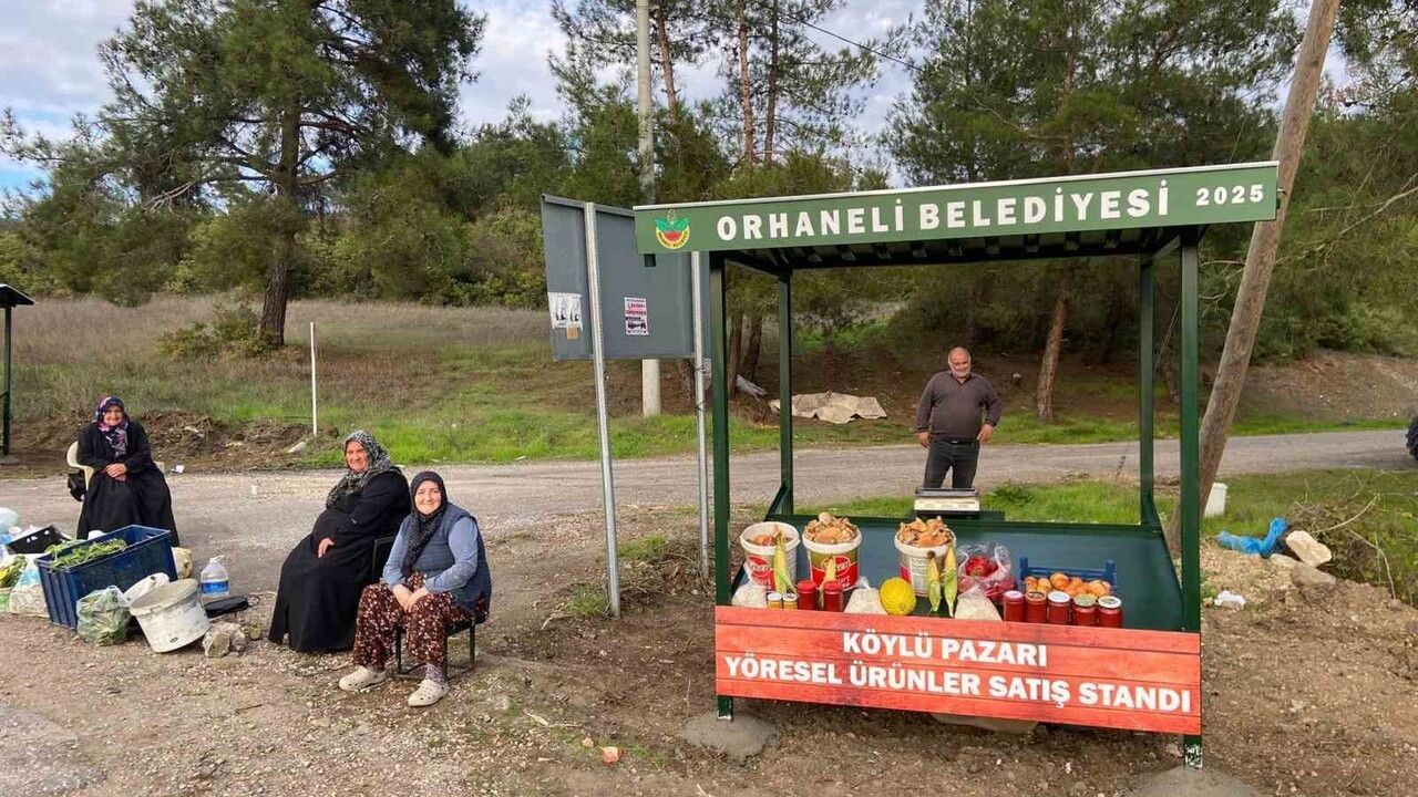 Orhaneli'de Köylülerin Ürünleri İçin Ana Yol Üstüne Satış Stantları Kuruldu