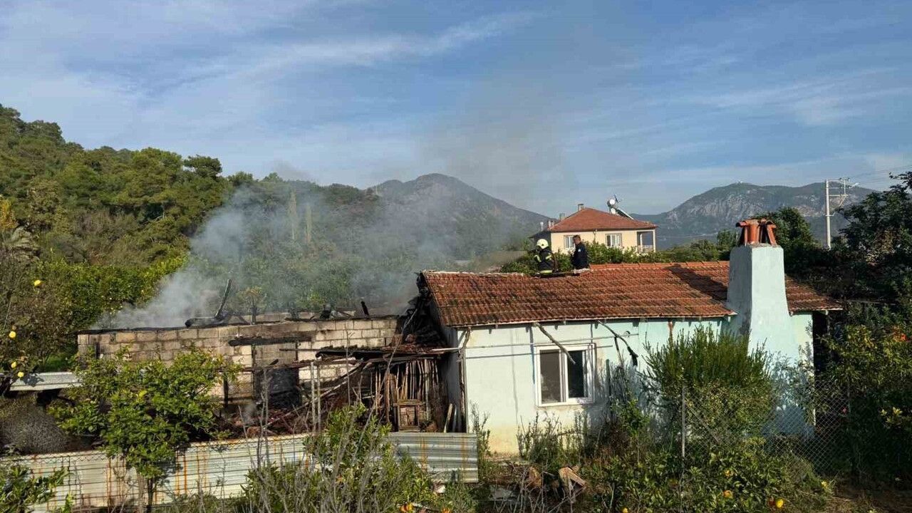 Ortaca'da ahır yangını evde maddi hasar bıraktı