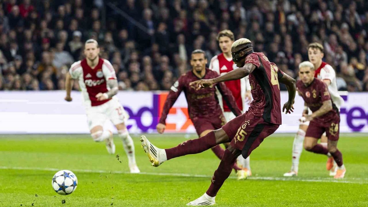 Osimhen, Ajax maçında hat-trick yapıp Şampiyonlar Ligi'nde gol krallığına yükseldi