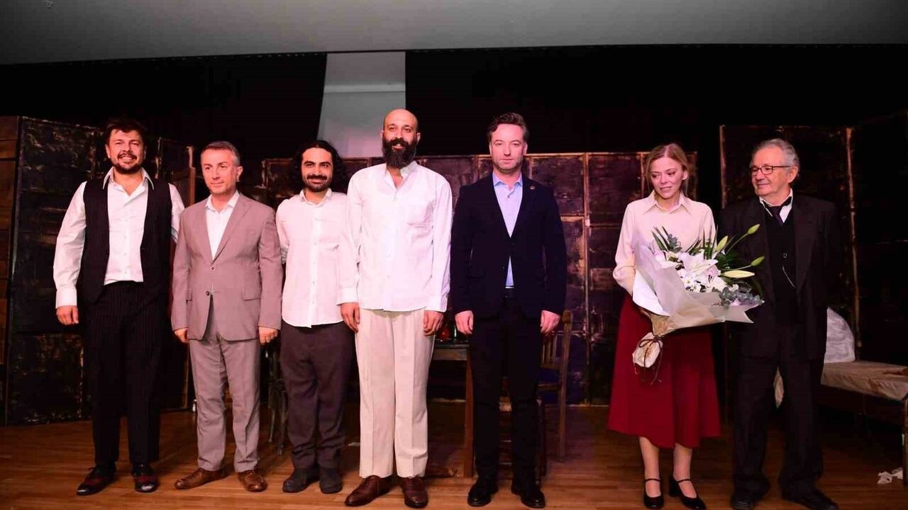 Osmangazi Belediyesi 'Duvarların Ötesi'ni sahneledi