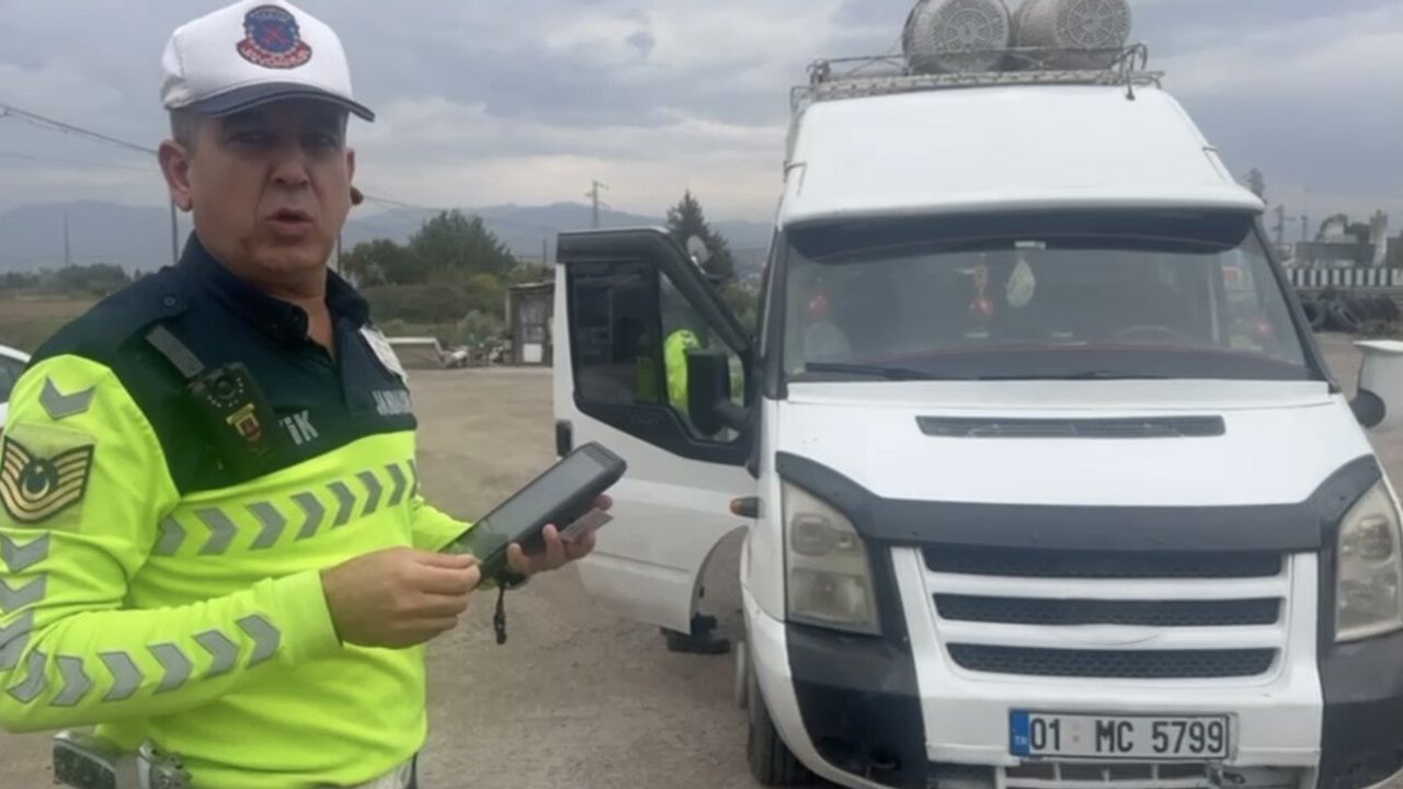 Osmaniye'de 15 kişilik minibüste 30 işçi bulundu, araç trafikten men edildi