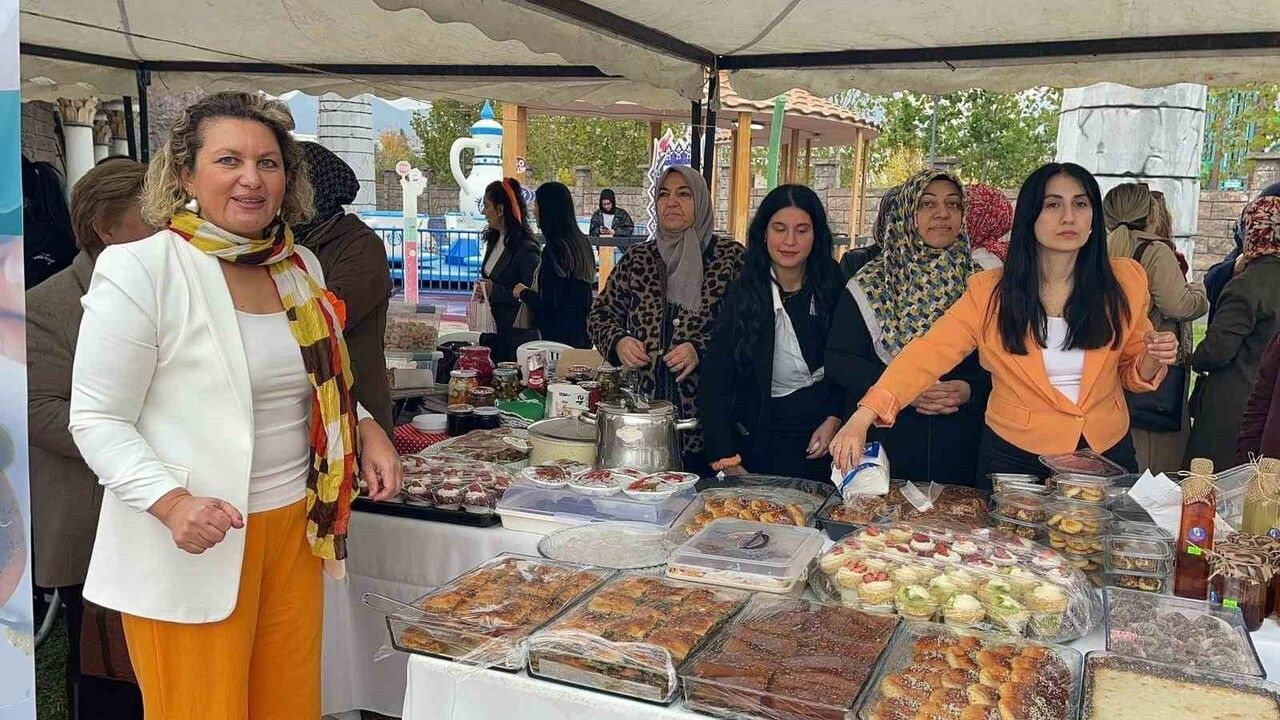 Osmaniye'de Hanımeli Çarşısında Kadınların El Emeği Ürünleri Sergileniyor