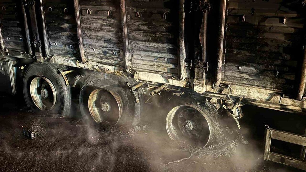 Osmaniye'de mısır yüklü tırın dorsesinde yangın söndürüldü