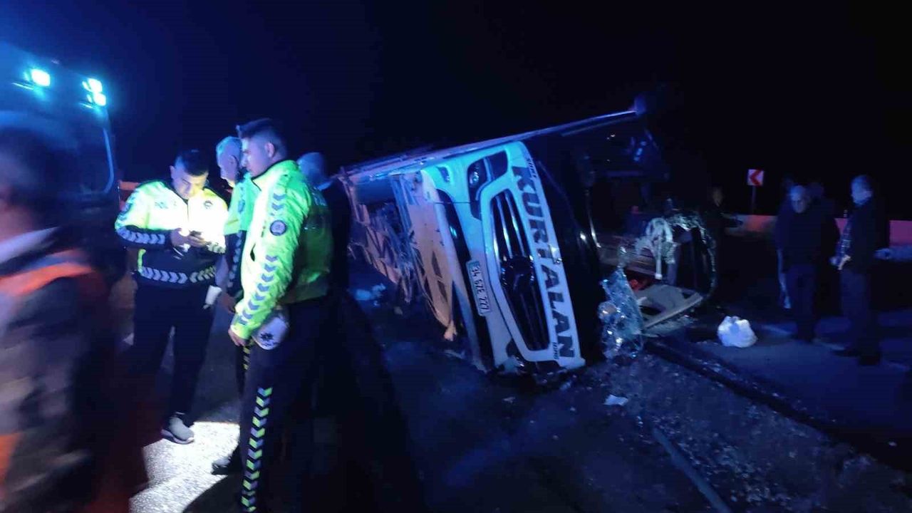 Osmaniye'de yolcu otobüsü devrildi: Yaralılar hastanelere kaldırıldı