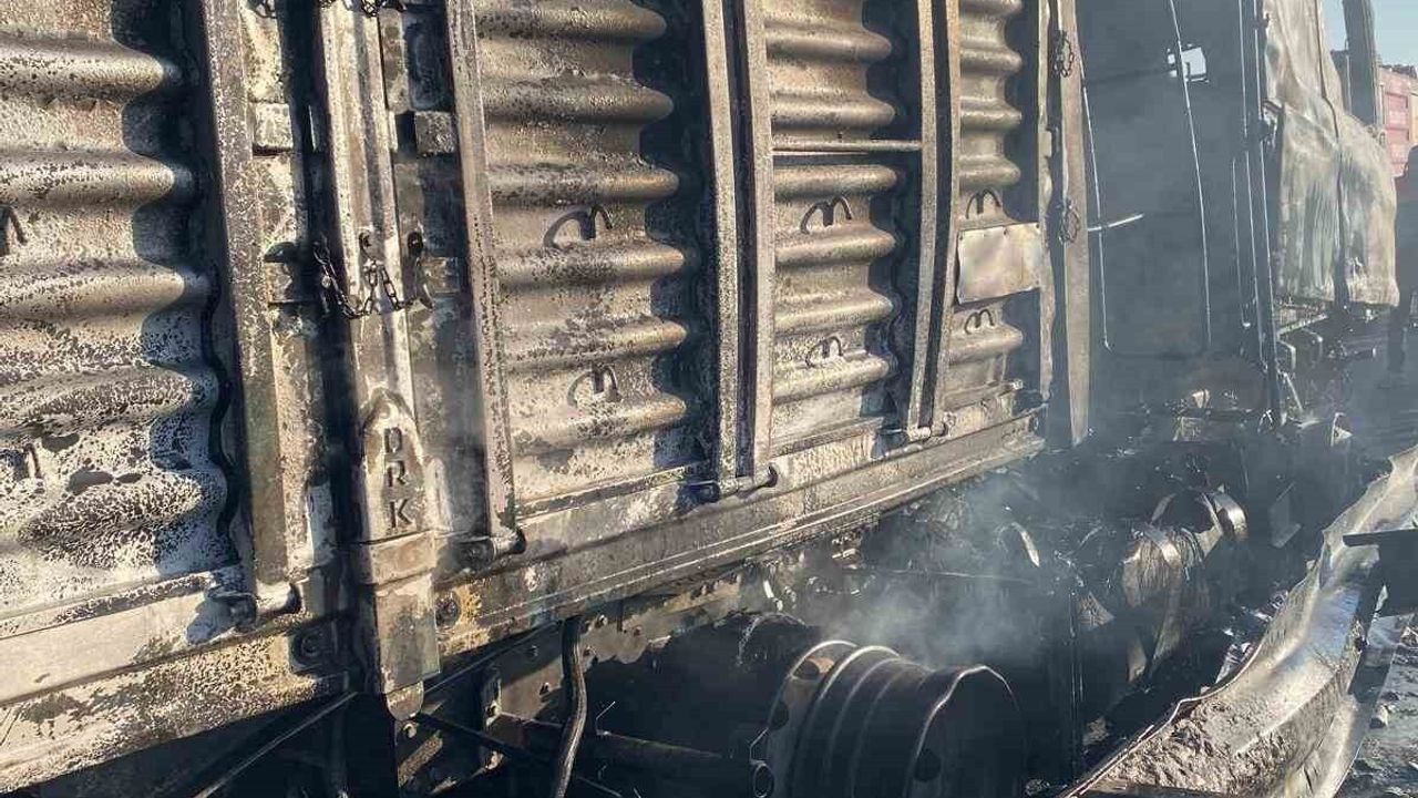 Osmaniye Düziçi’de tır kupasında yangın söndürüldü